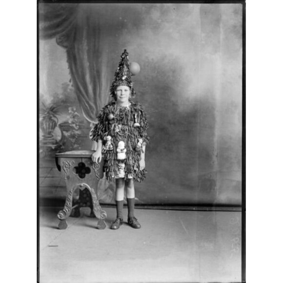 ❌ 12/11 Theatrical Thursday Vintage Fashion Share - Picture 4 of 9